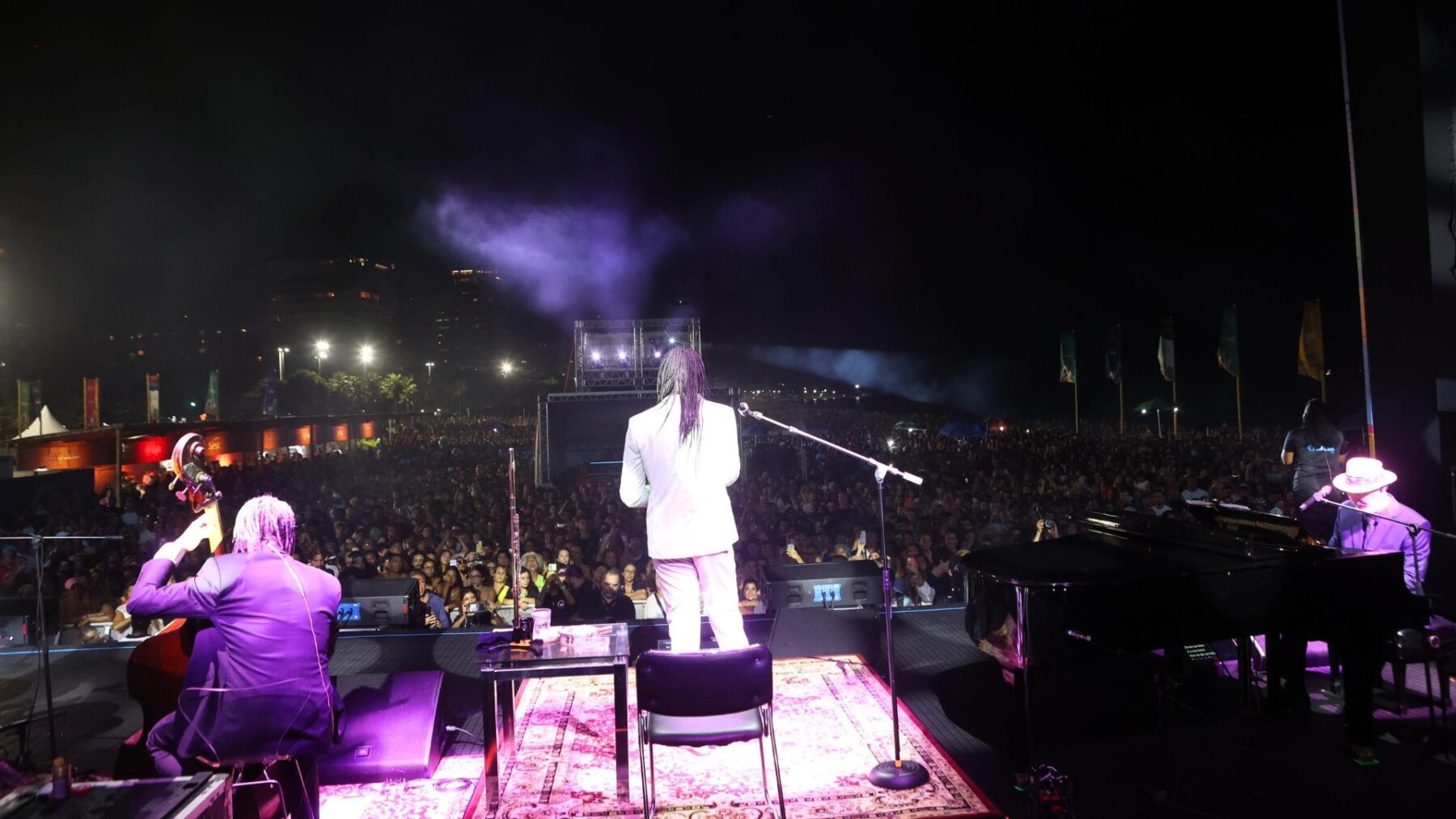 Seu Jorge (centro) e Daniel Jobim (dir.), no piano, em show no festival Rio Bossa Nossa, na praia de Ipanema | 26,jan.2025/Divulgação