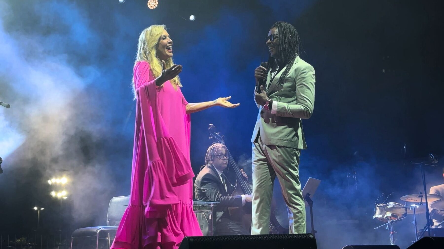 Helô Pinheiro (esq.), a Garota de Ipanema, e Seu Jorge em show no festival Rio Bossa Nossa, na praia de Ipanema | Raphael Braga - 26,jan.2025/Portal Lineup