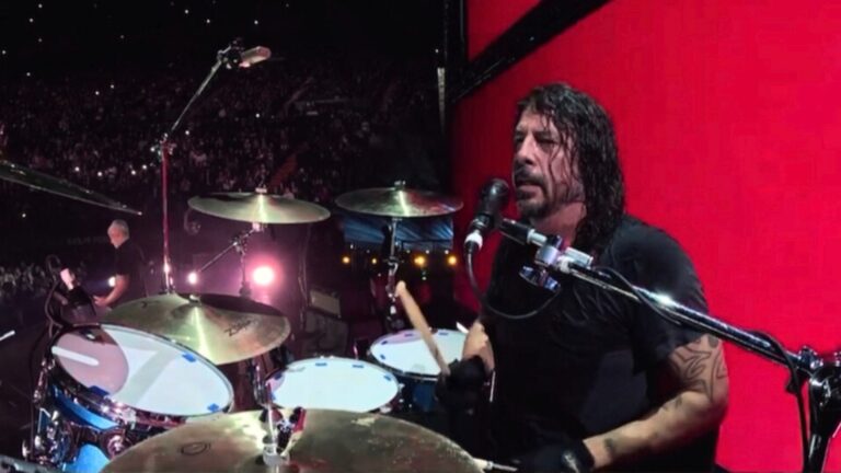 Dave Grohl, líder do Foo Fighters e ex-baterista do Nirvana, em show especial no FireAid, no Kia Forum, na região de Los Angeles | 31.jan.2025/Reprodução