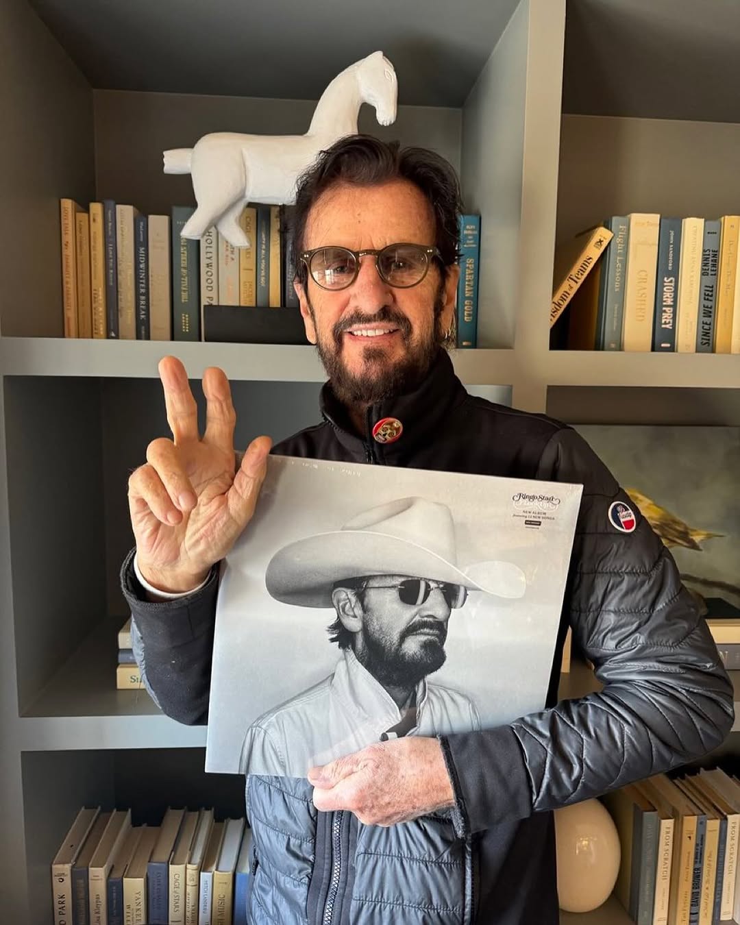 Ringo Starr segura seu disco "Look Up" | Divulgação