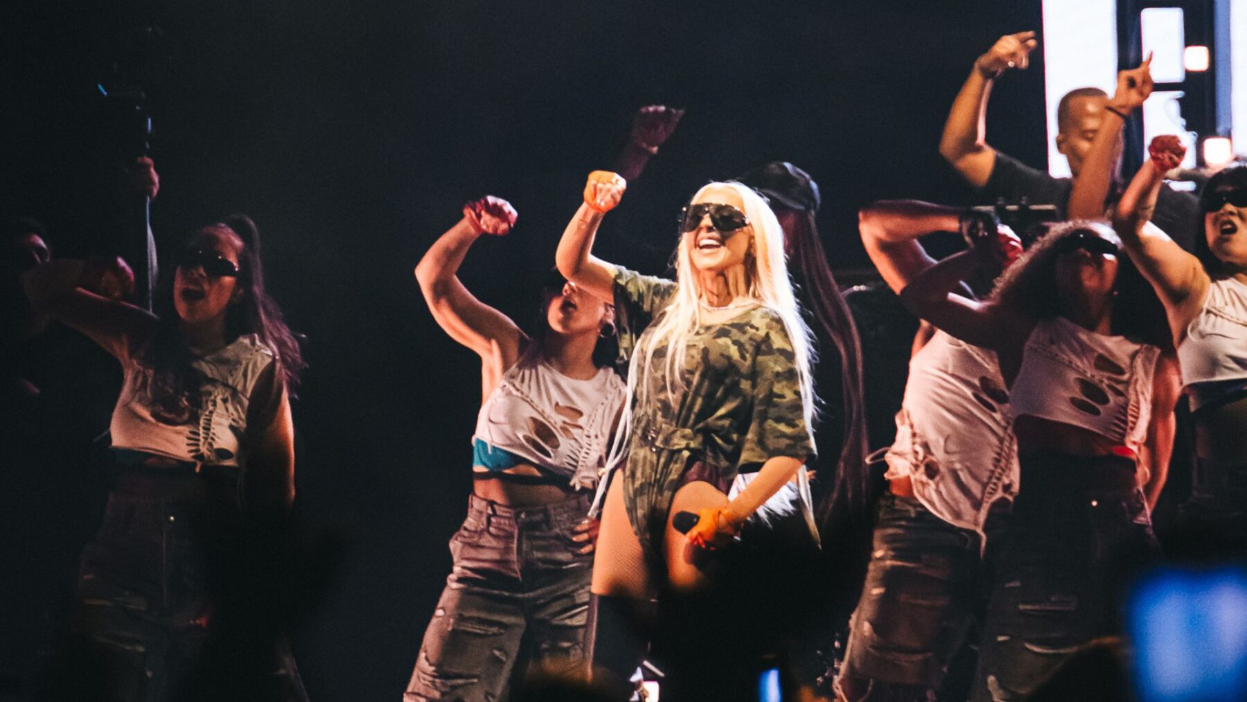 Christina Aguilera (centro) em show na Farmasi Arena, no Rio de Janeiro | 6.fev.2025/Divulgação