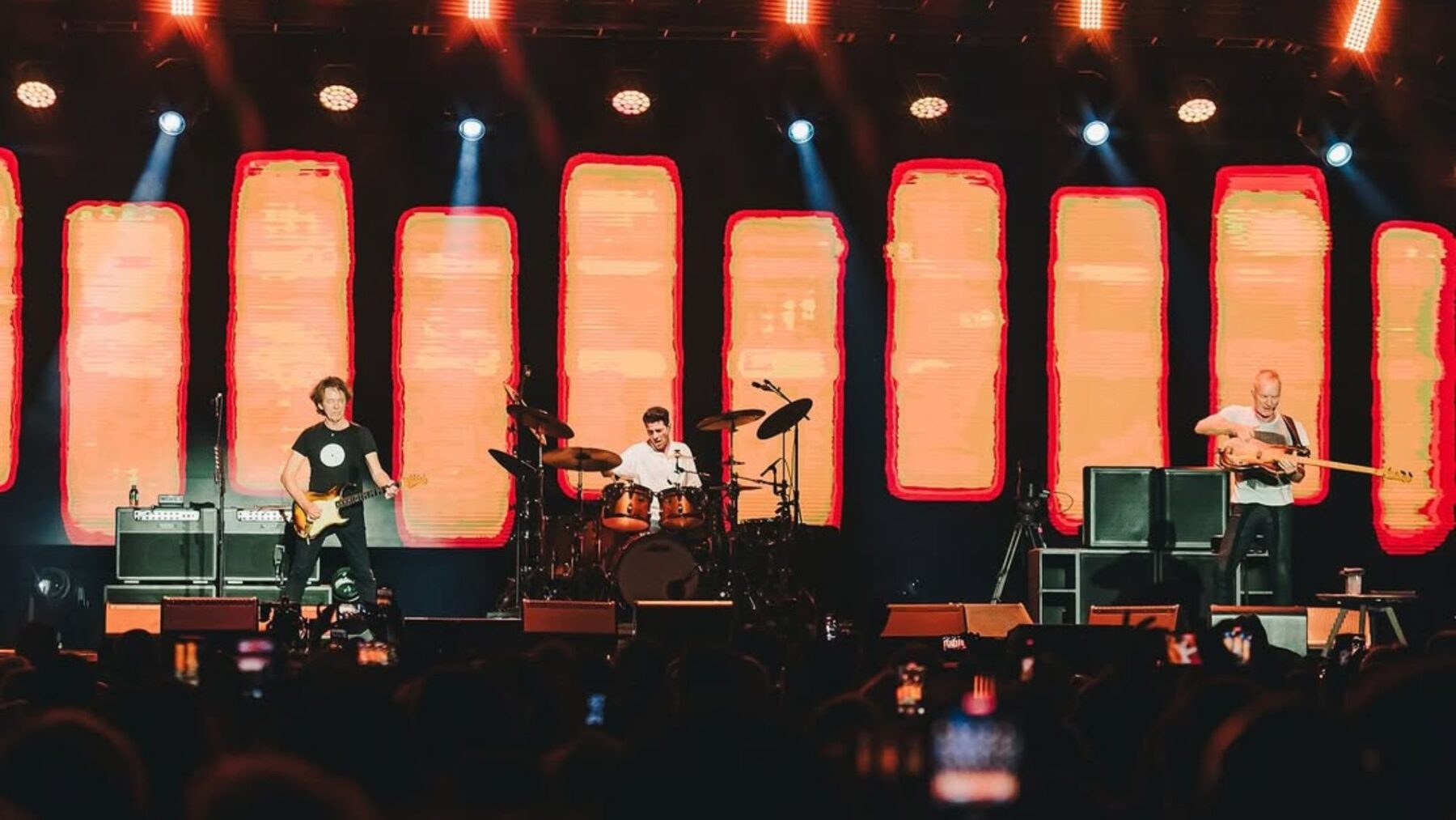 Guitarrista Dominic Miller (esq.), baterista Chris Maas (centro) e baixista Sting em show da turnê "Sting 3.0" na área externa do Auditório Ibirapuera, em São Paulo | Camila Cara - 16.fev.2025/Divulgação