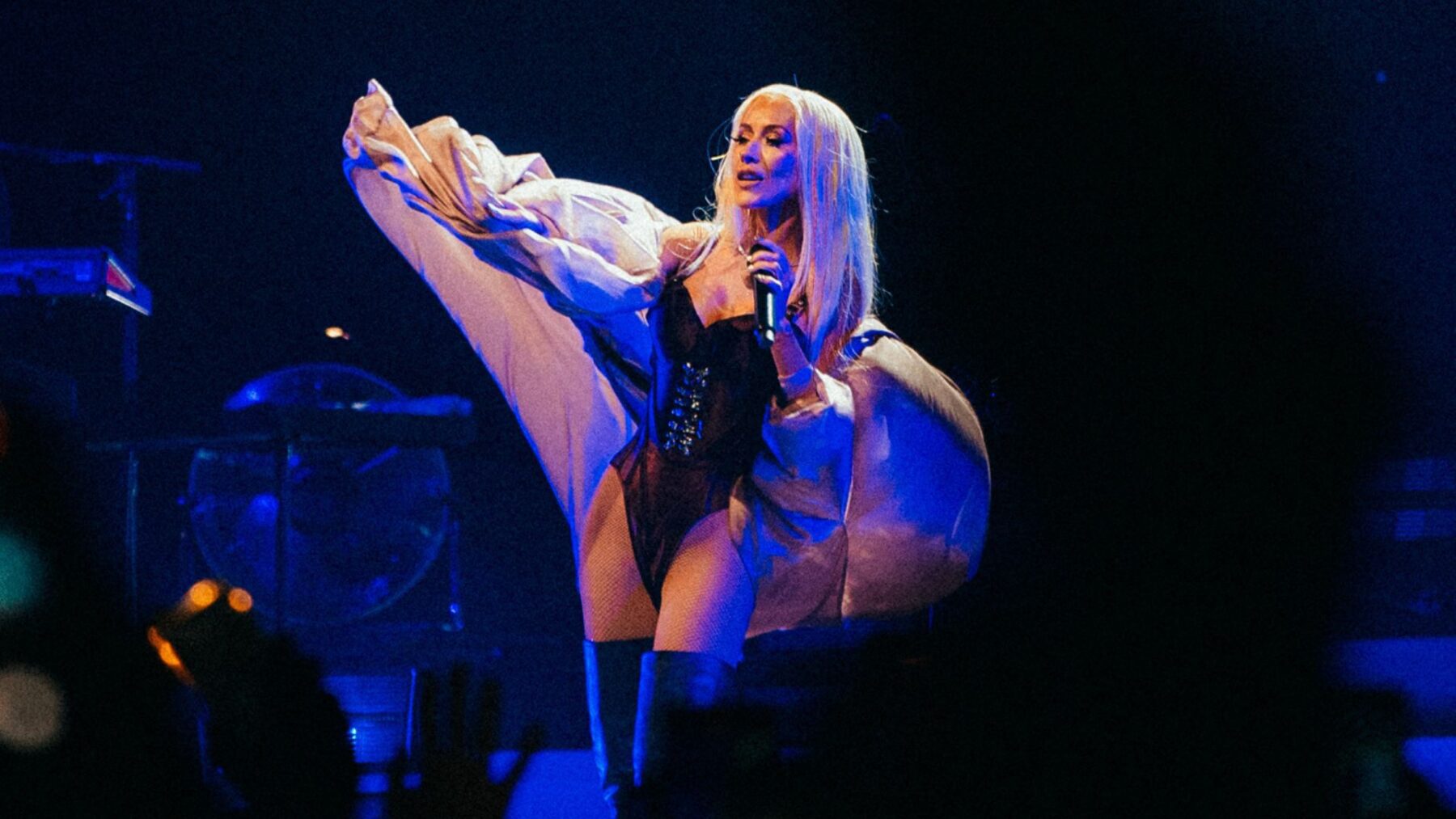 Christina Aguilera (centro) em show na Farmasi Arena, no Rio de Janeiro | 6.fev.2025/Divulgação