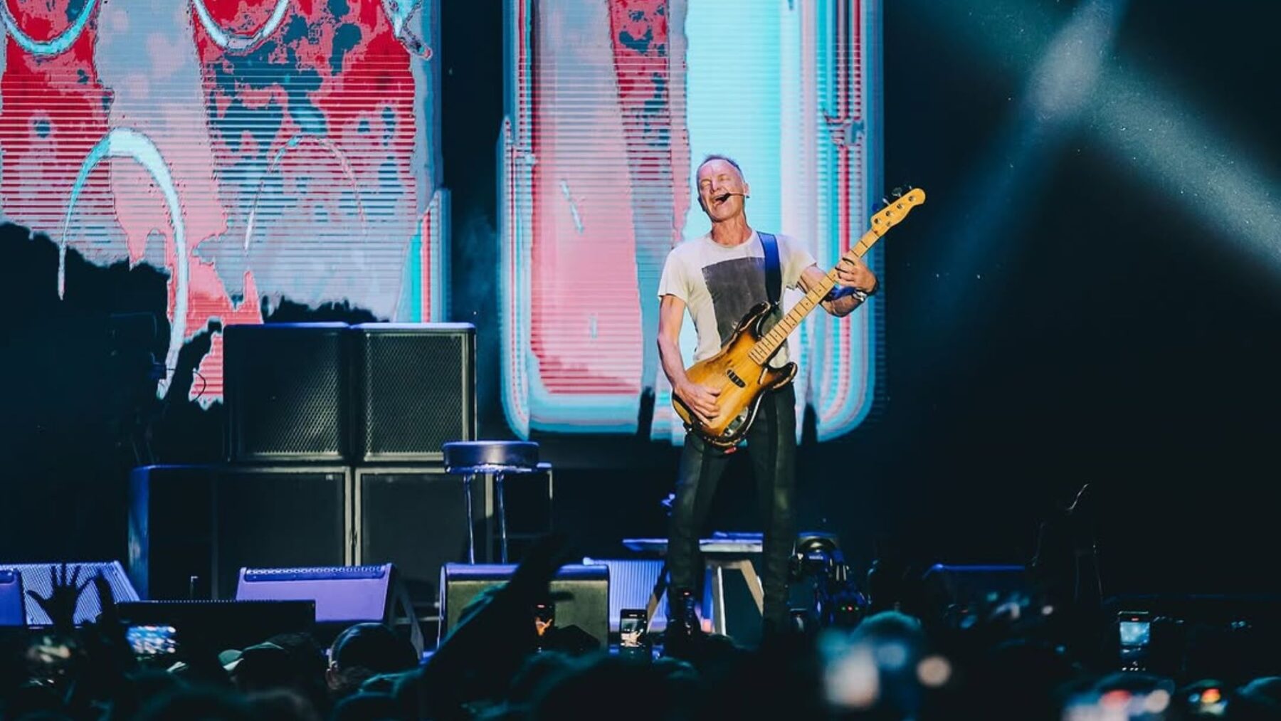 Sting em show da turnê "Sting 3.0" na área externa do Auditório Ibirapuera, em São Paulo | Camila Cara - 16.fev.2025/Divulgação