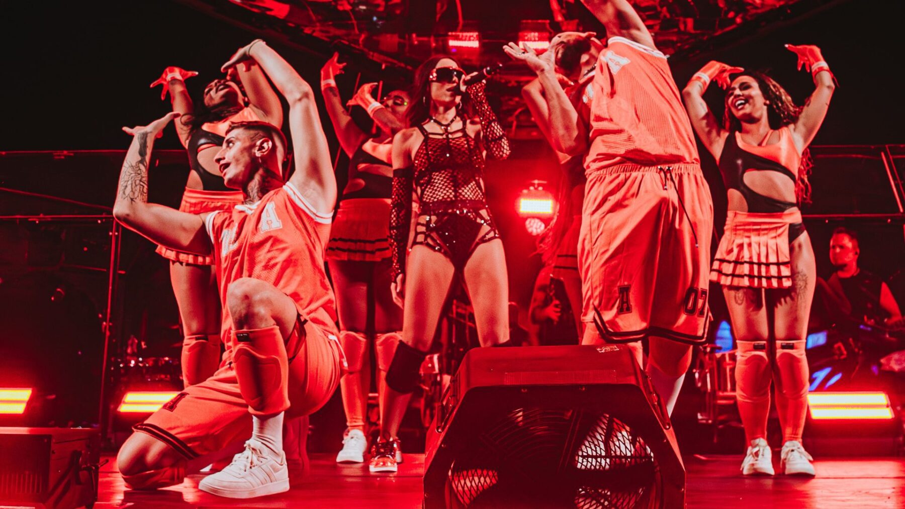 Anitta (centro) em último show da turnê "Ensaios da Anitta" no parque Villa-Lobos, em São Paulo | Rafael Strabelli - 23.fev.2025/Divulgação