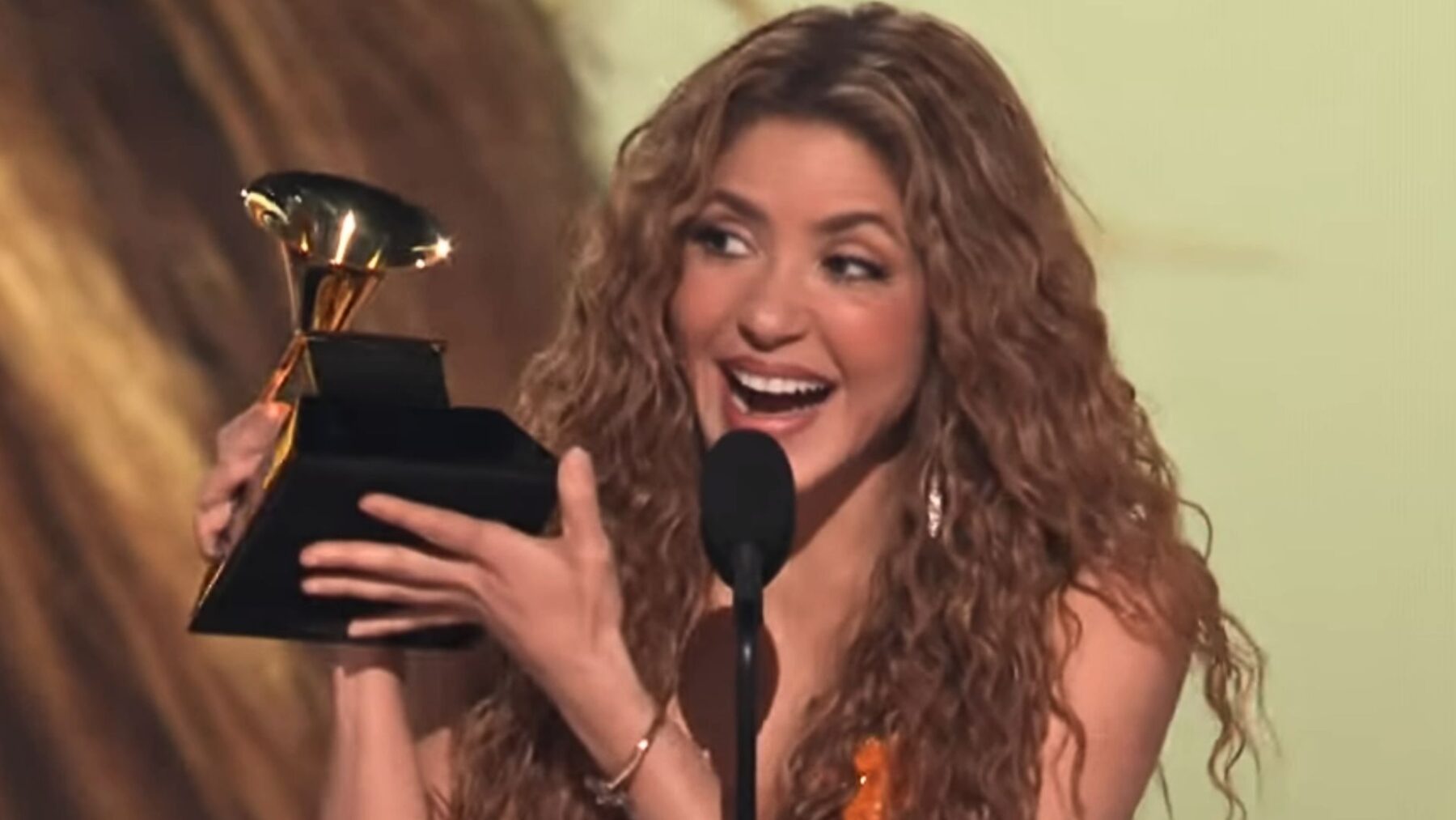 Shakira no palco ao receber Grammy de melhor álbum pop latino, na Crypto.com Arena, em Los Angeles | 2.fev.2025/Reprodução