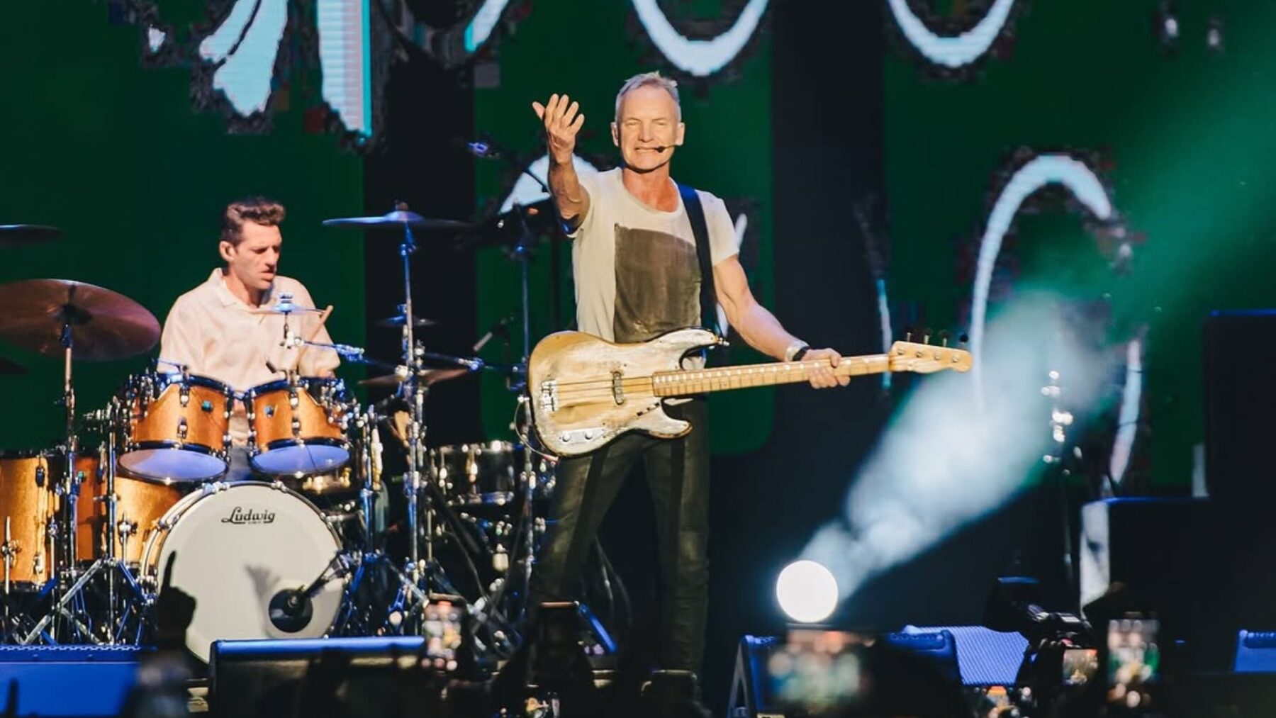 Baterista Chris Maas (esq.) e baixista Sting em show da turnê "Sting 3.0" na área externa do Auditório Ibirapuera, em São Paulo | Camila Cara - 16.fev.2025/Divulgação