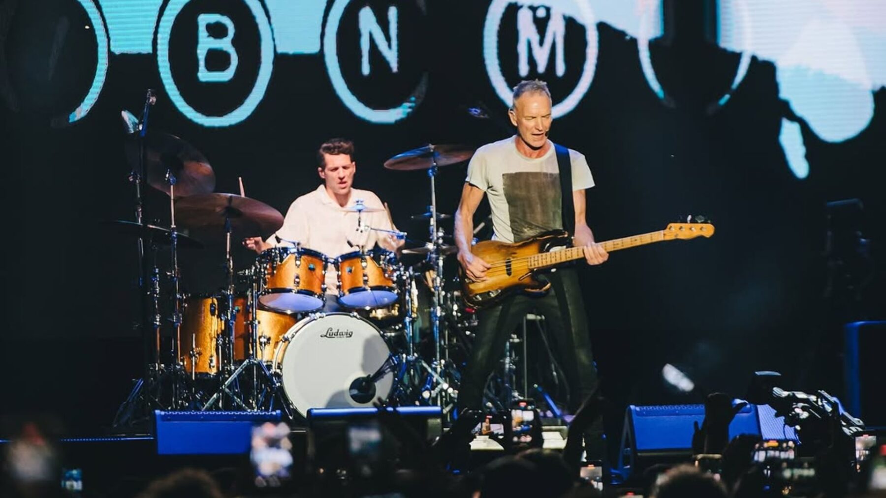 Baterista Chris Maas (esq.) e baixista Sting em show da turnê "Sting 3.0" na área externa do Auditório Ibirapuera, em São Paulo | Camila Cara - 16.fev.2025/Divulgação