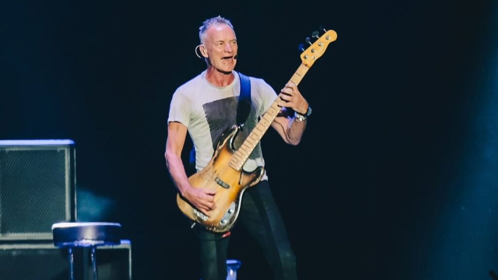 Sting em show da turnê "Sting 3.0" na área externa do Auditório Ibirapuera, em São Paulo | Camila Cara - 16.fev.2025/Divulgação