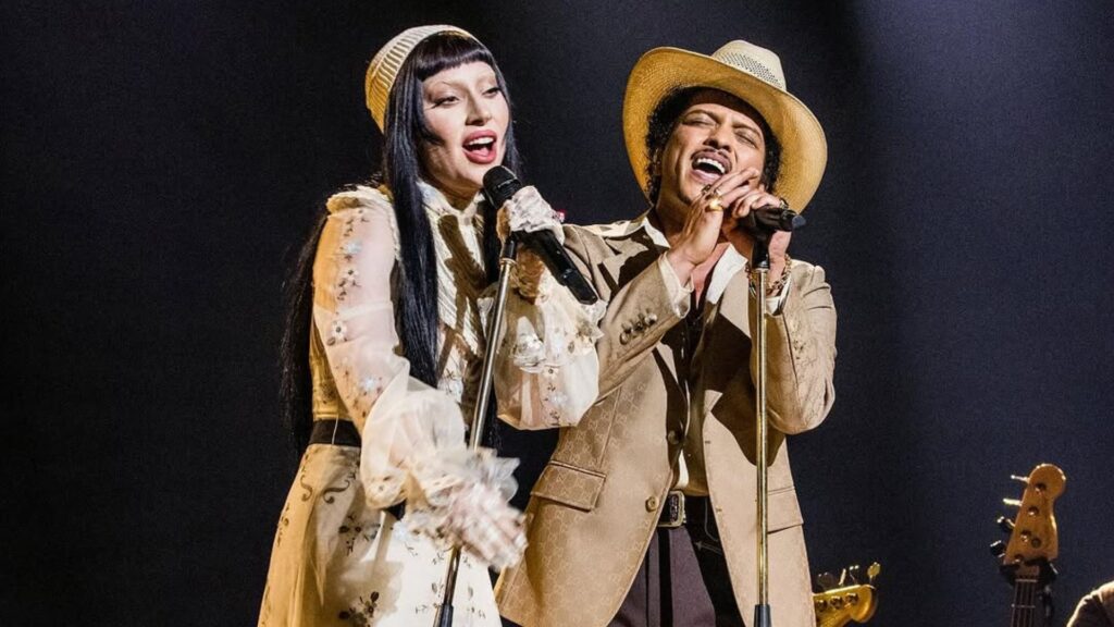 Lady Gaga (esq.) e Bruno Mars em show na cerimônia do Grammy, na Crypto.com Arena, em Los Angeles | 2.fev.2025/Divulgação