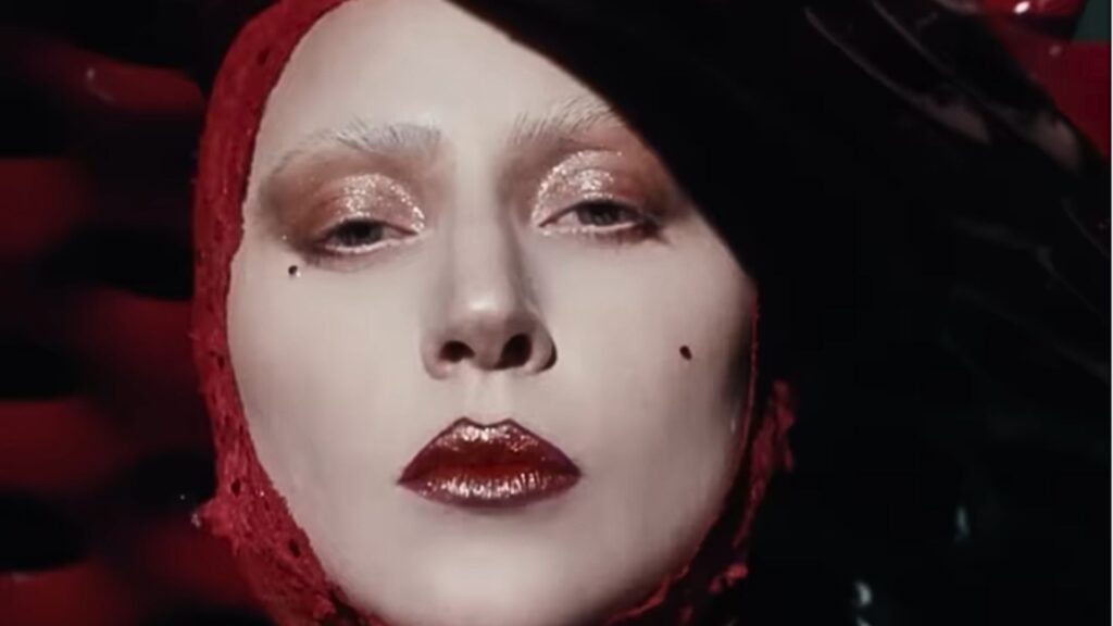 Lady Gaga em cena do clipe da música "Abracadabra" | Reprodução