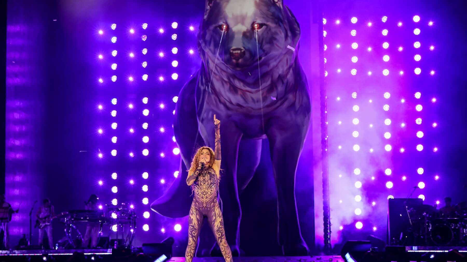 Shakira em show de estreia da turnê 'Las Mujeres Ya No Lloran', no estádio Nilton Santos, o Engenhão, no Rio | Kevin Mazur - 11.fev.2025/Getty Images/Divulgação