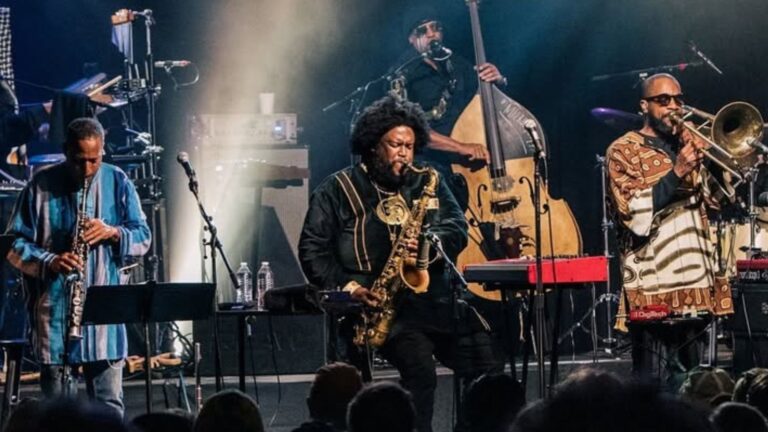 Kamasi Washington (centro) em show no Holywood Bowl, em Los Angeles | Todd Cooper - 16.jun.2024/Divulgação