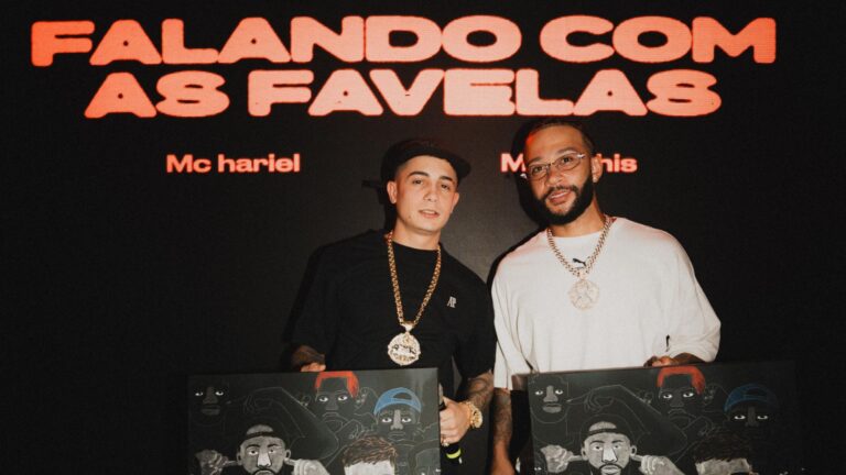 MC Hariel (esq.) e Memphis Depay em evento de pré-lançamento do EP "Falando com Favelas", no bar Quitandinha, em São Paulo | 16.fev.2025/Divulgação