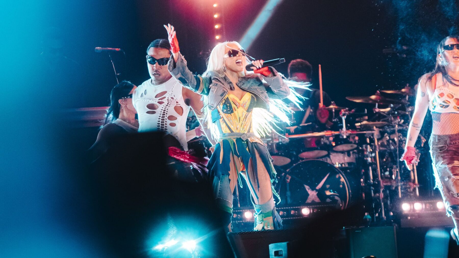 Christina Aguilera (centro) em show na 10ª edição do Carnauol, no Allianz Parque, em São Paulo | 8.fev.2025/Divulgação