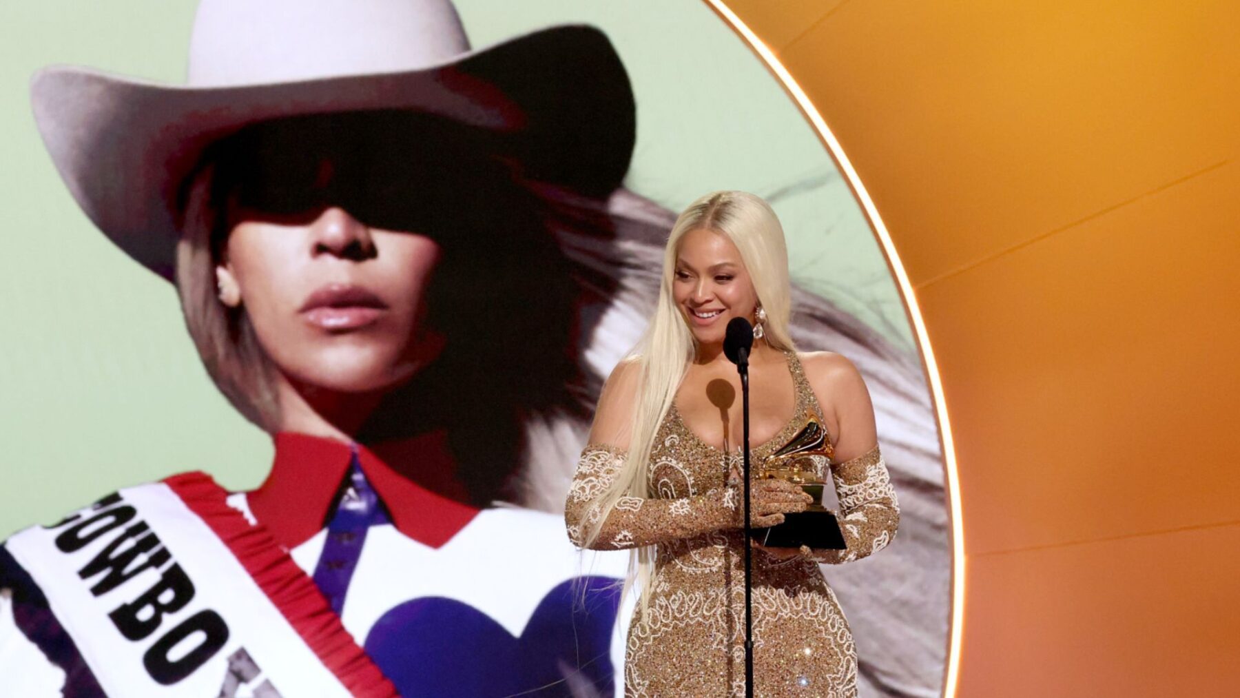 Beyoncé no palco ao receber prêmio na cerimônia do Grammy, na Crypto.com Arena, em Los Angeles | Kevin Mazur - 2.fev.2025/Getty Images/Divulgação