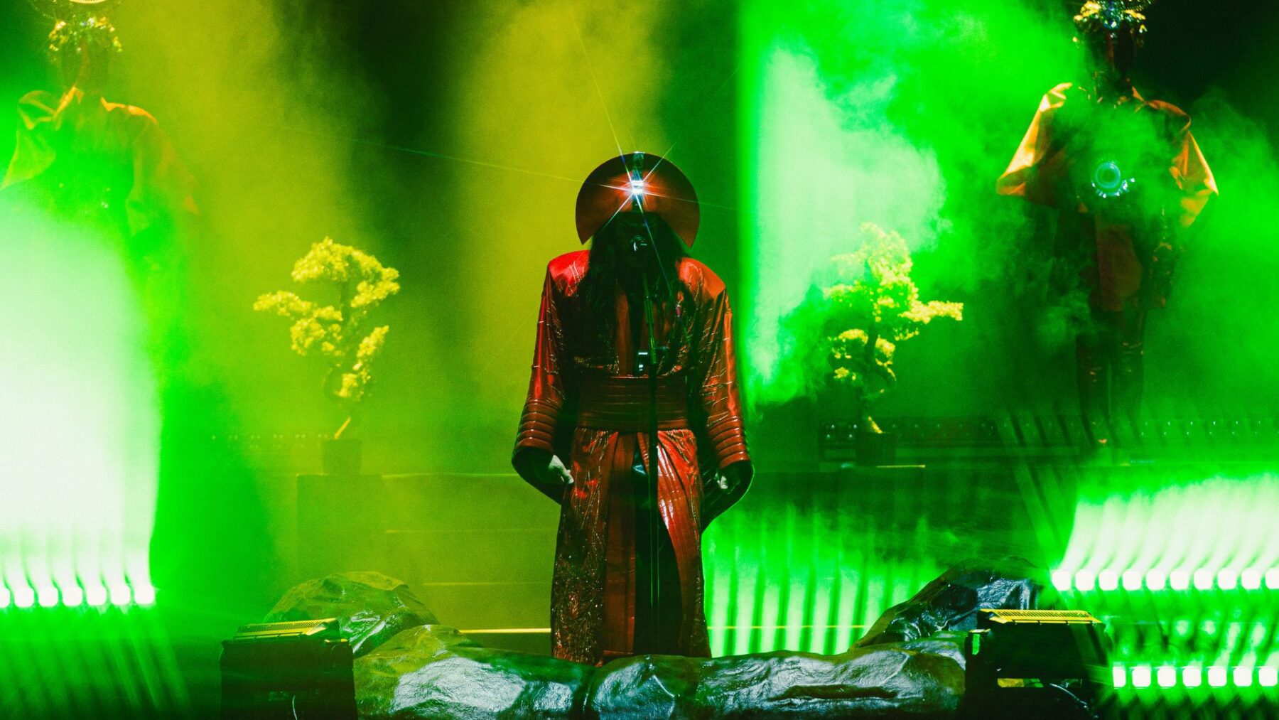 Empire of the Sun em show no palco Budweiser no Lollapalooza Brasil, no autódromo de Interlagos, em São Paulo | Alexandre Woloch - 28.mar.2025/Divulgação