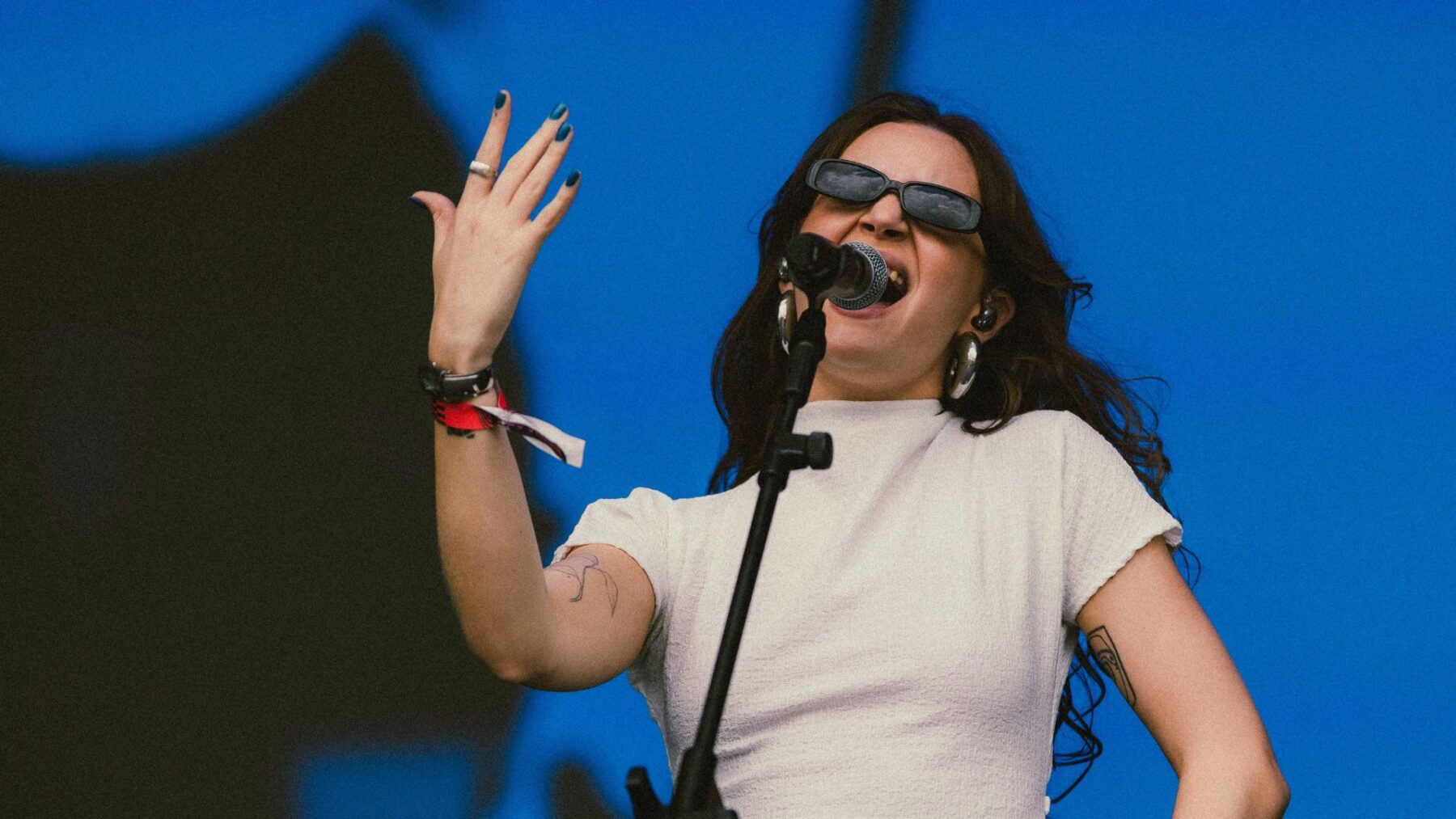 Pluma em show no palco Mike's Ice no Lollapalooza Brasil, no autódromo de Interlagos, em São Paulo | Vans Bumbeers - 28.mar.2025/Divulgação