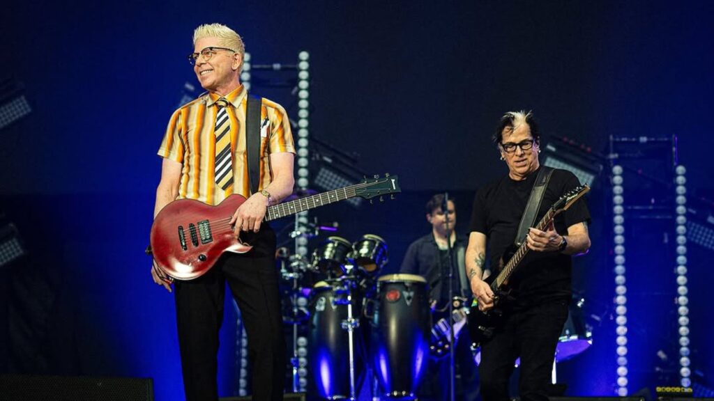 Vocalista Dexter Holland (esq.) e guitarrista Noodles em show do Offspring no DHL Stadium, na Cidade do Cabo, na África do Sul | 23.jan.2025/Divulgação