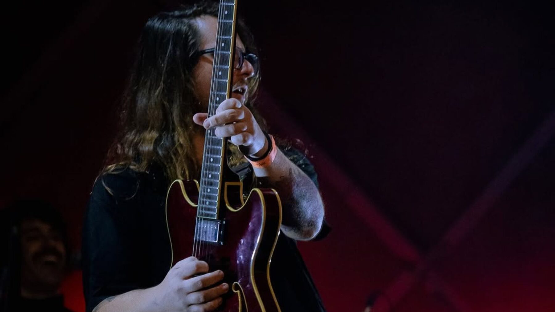Guitarrista Andrei Martinez Kozyreffshow em show da banda Francisco, el Hombre no Cine Joia, em São Paulo | 5.abr.2025/Divulgação