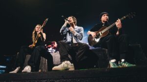 Baixista Nicole Row (esq.), vocalista Brandon Boyd (centro) e guitarrista Mike Einziger em show do Incubus no Espaço Unimed, em São Paulo | Camila Cara - 10.abr.2025/Divulgação